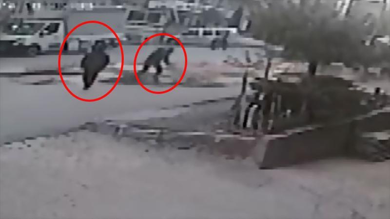Kamyondan yola düşen sunta yığını kayarak geldi! Son anda kurtuldular