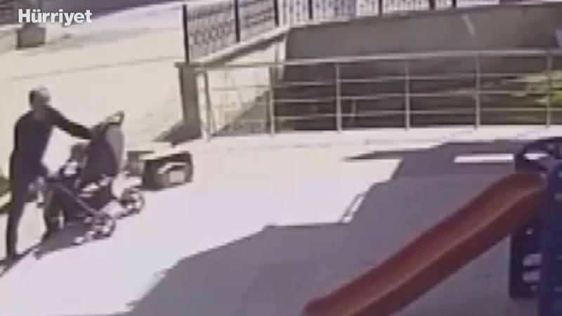 Bebek arabasının yola düşmesini son anda engelledi