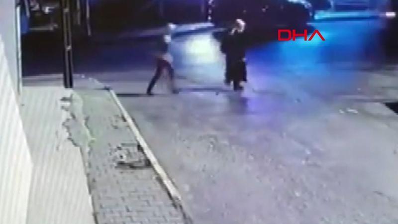Yolda yürüyen kadına kapkaç şoku