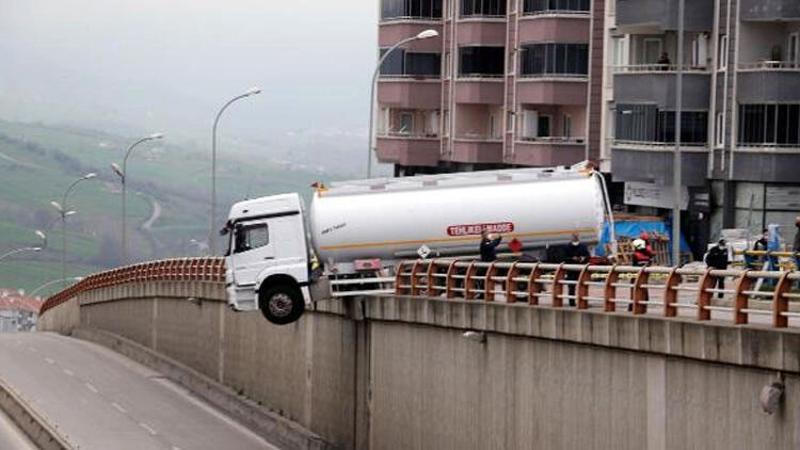 El freni çekilmeyen tanker alt geçit korkuluklarında asılı kaldı