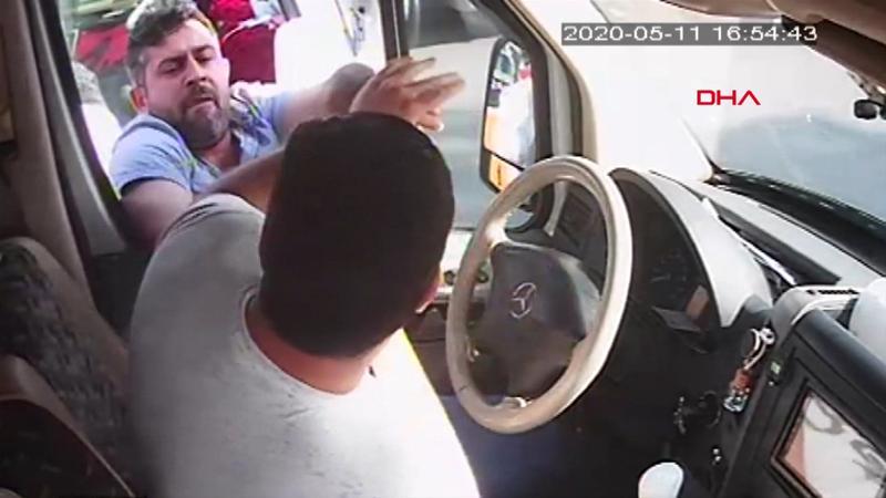 Mersin'de minibüsçüler arasında hat kavgası; korku dolu anlar