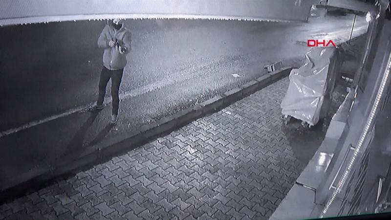 Pastanede pompalı tüfekli, yumruklu saldırı kamerada
