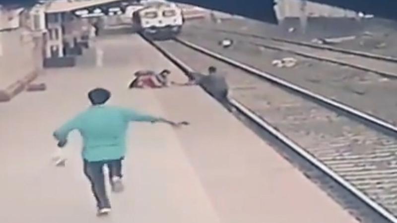 İstasyon çalışanı raylara düşen çocuğu böyle kurtardı