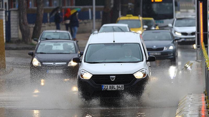 Edirne'de akşam saatlerinde etkili olan sağanak, hayatı olumsuz etkiledi