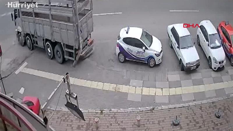 Freni boşalan kamyon park halindeki araçlara çarptı; o anlar görüntülendi
