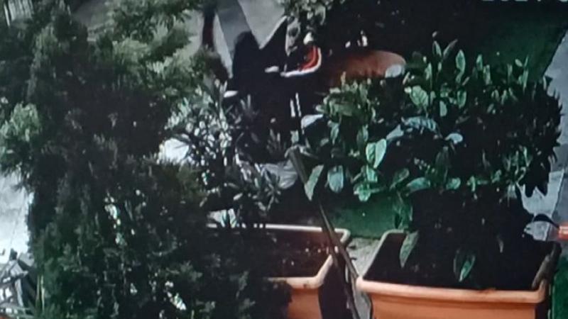 Beyoğlu'nda polisten kaçan soygun şüphelisi 3. kattan düştü
