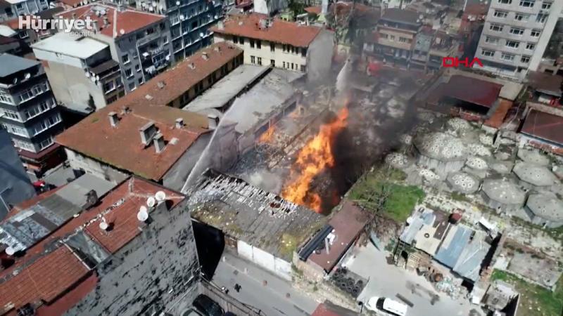 Kumkapı'da kimyasal maddelerin olduğu belirtilen depoda yangın çıktı