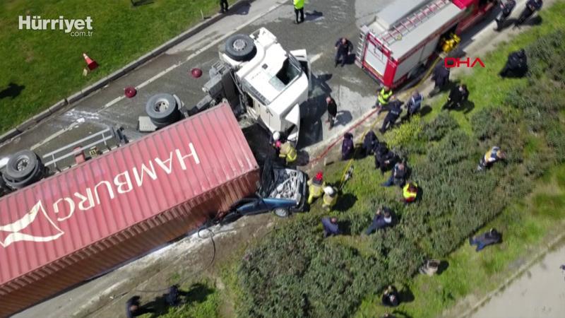 Bursa'da TIR'ın üzerine devrildiği otomobil yandı; 1 ölü, 2 yaralı