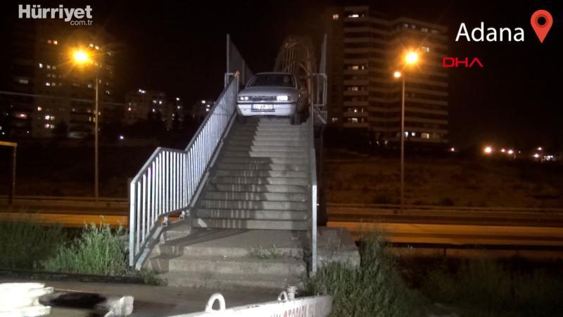 Adana'da yaya üst geçidine otomobili bırakıp kaçtı