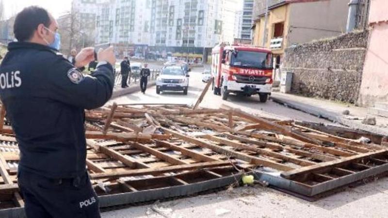 Erzurum'da şiddetli fırtına, evlerin evin çatısını uçurdu
