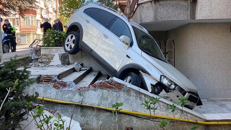 Bakırköy'de cip 5 katlı binanın bahçesine uçtu! İşte o anlar...