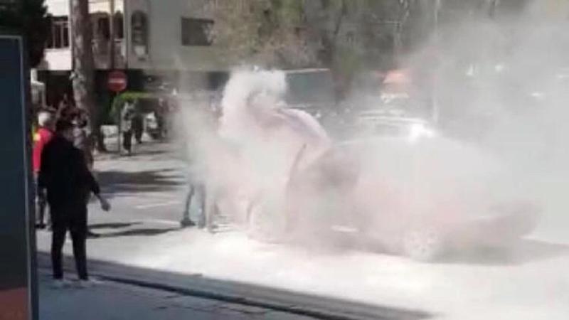 Bağdat Caddesi'nde otomobil yangını! Çevredekiler müdahale etti