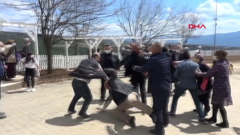 Köylüler ile muhtar ve yakınları mezarlıkta tekme- tokat kavga etti