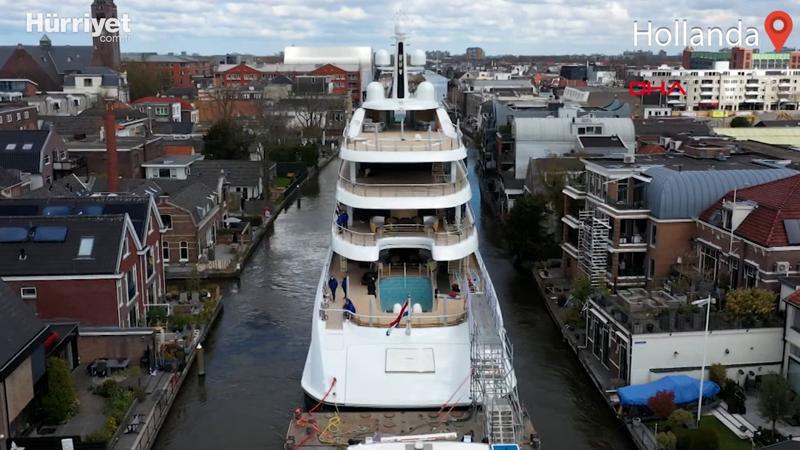 Hollanda'da lüks yatı dar kanaldan böyle geçirdiler