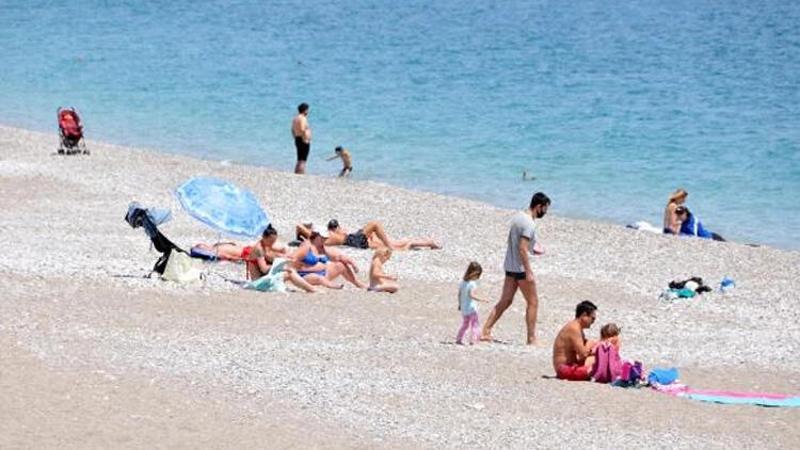 Antalya'da sahiller turistlere kaldı