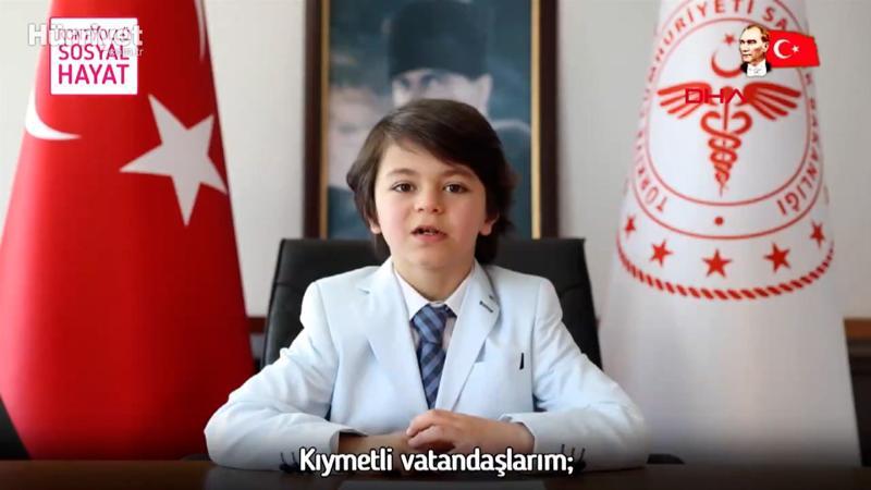Bakan Koca'nın koltuğuna oturan çocuktan, aşı çağrısı
