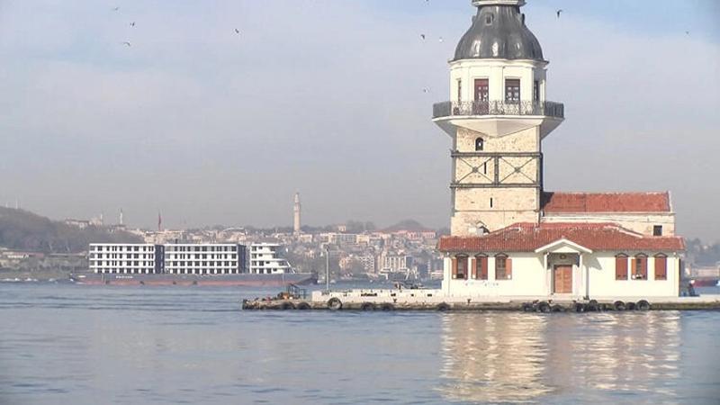 İstanbul Boğazı'ndan 'apartman' geçti