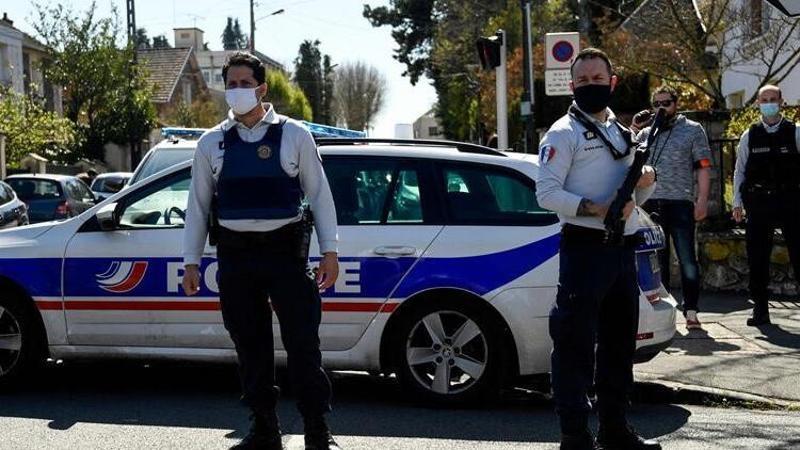 Fransa'da polise bıçaklı saldırı