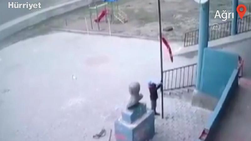 Ağrı'da direğin yarısına inen Türk bayrağını fark eden çocuk, bayrağı böyle göndere çekti