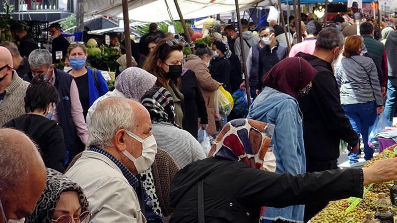 Tam kapanma öncesi, semt pazarında adım atacak yer kalmadı