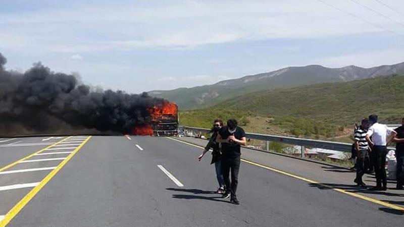 Hareket halindeyken alev alan yolcu otobüsü, demir yığınına döndü 
