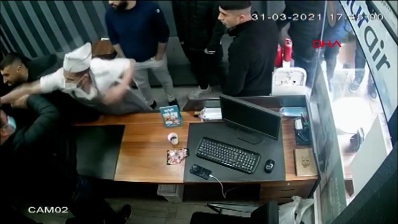 İş yerini basıp mermerle darp ettiler! Şehir zorbaları kamerada...