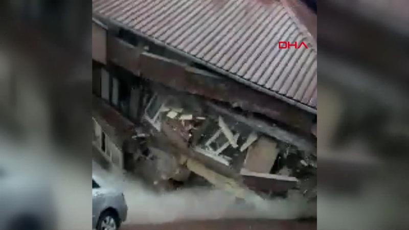 Zeytinburnu'nda boşaltılan bina çöktü