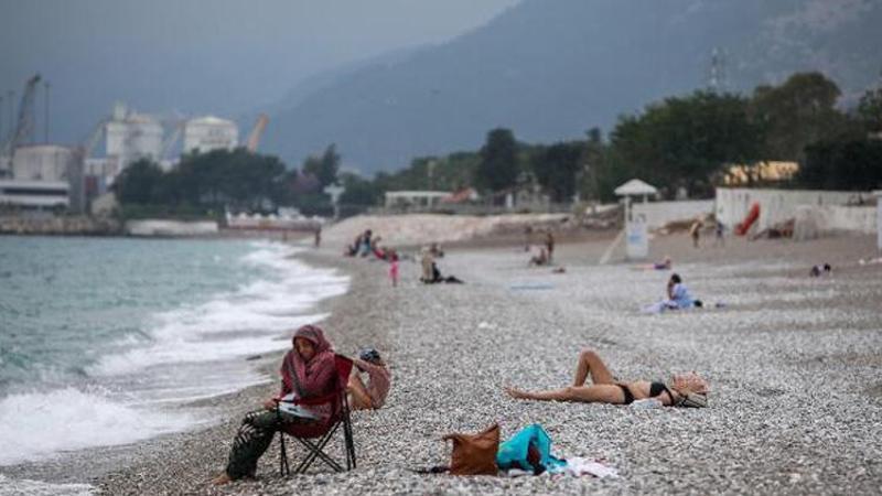 Antalya'da kısıtlamadan muaf turistler sahillere akın etti