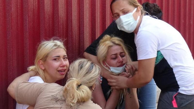 Mersin'de eşi tarafından bıçaklanan Semra Çetin yaşamını yitirdi! Evlerinin önünde gözyaşlarına boğuldular