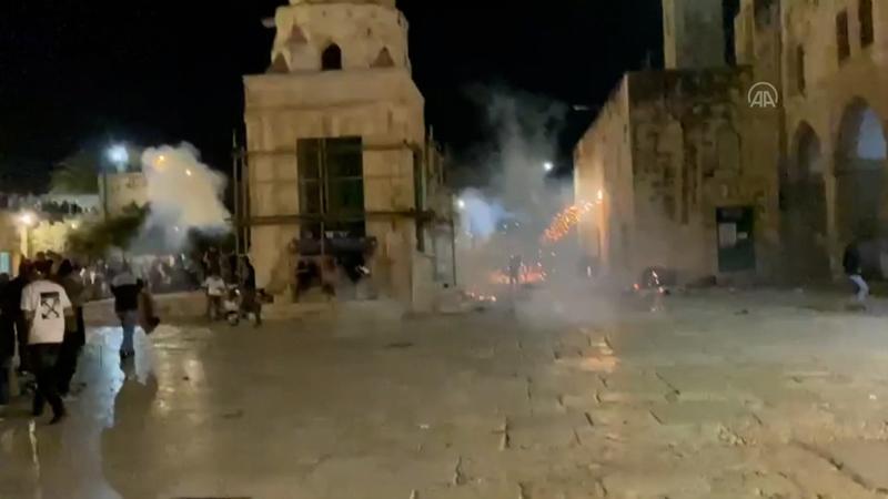 İsrail polisi, Mescid-i Aksa’ya girerek namaz kılan cemaate ses bombalarıyla saldırdı