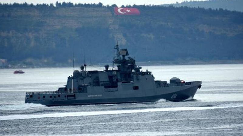 Rus donanmasına ait gemi Çanakkale Boğazı'ndan geçti