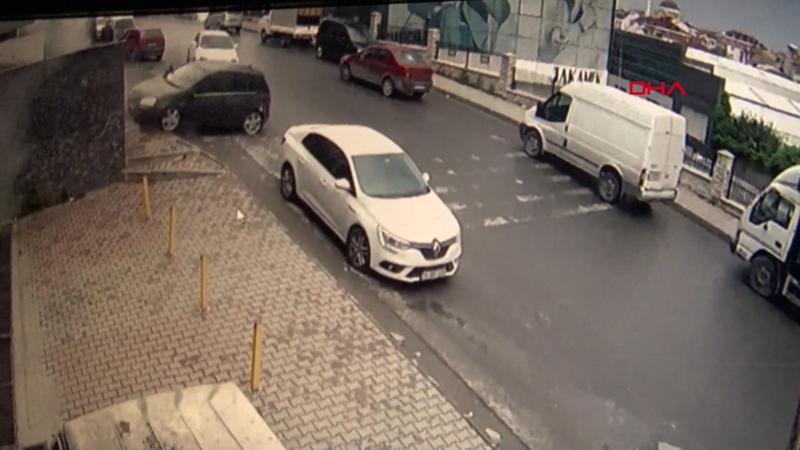 Otomobil yokuş aşağı kaydı, vatandaşlar olası bir kazadan kurtuldu