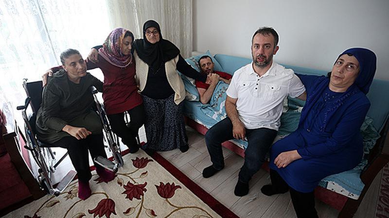 Hayatını 5 engelli çocuğuna adadı