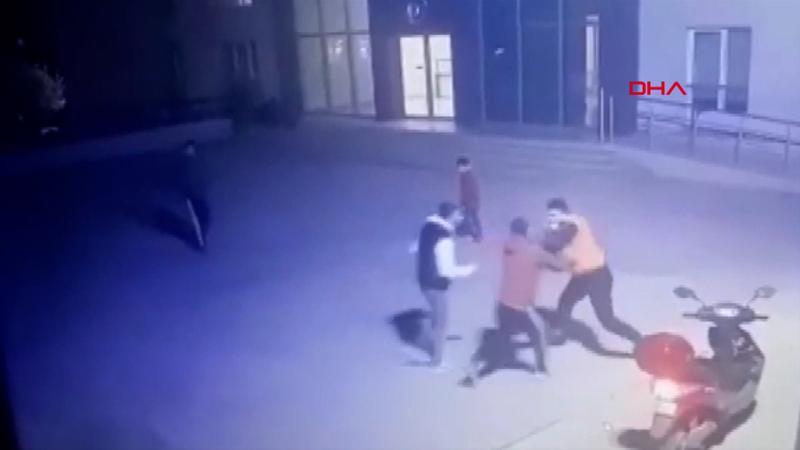 Esenyurt'ta bir sitenin bahçesindeki kısıtlama kavgası kamerada