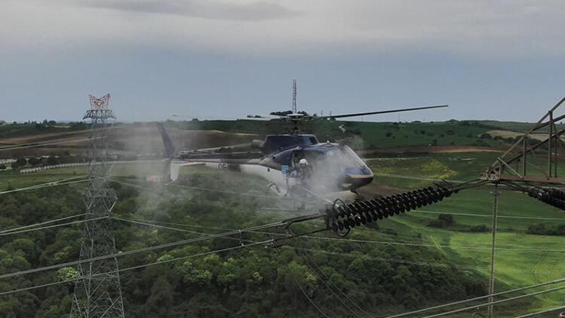 Yüksek gerilim hattında helikopterle nefes kesen çalışma