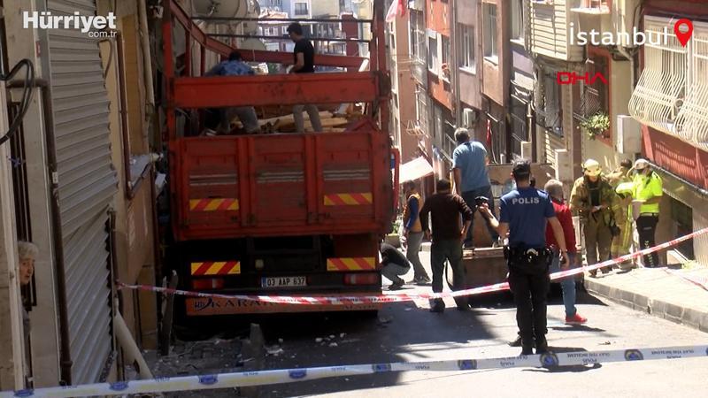 Şişli'de faciadan dönüldü! Kamyon binalara sürterek durabildi