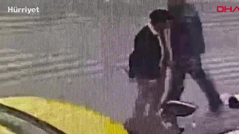 Şişli'de kaza geçiren motokuryenin telefonunu çaldı; o anlar kamerada