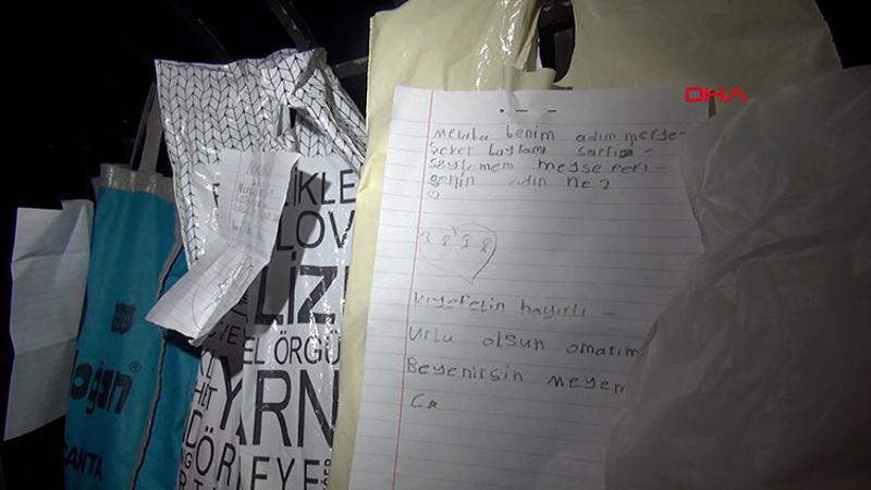 Çocuklar cami duvarına ihtiyaç sahibi yaşıtları için kıyafet astı