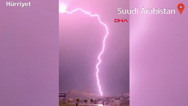Suudi Arabistan'da dağa düşen yıldırım dev kayaları parçaladı