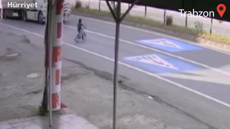 Bisikletli çocuk TIR'ın altında kalmaktan son anda kurtuldu! O anlar kamerada