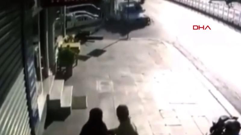 Otobüs durağında dört kişinin yaralandığı kaza anı kamerada