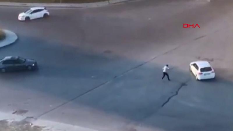 Bağcılar'da bayram günü yol ortasında silahlı çatışma