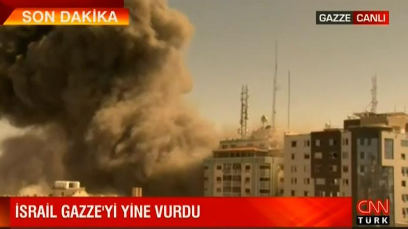 İsrail Gazze'yi yine vurdu! Binanın yıkılma anı
