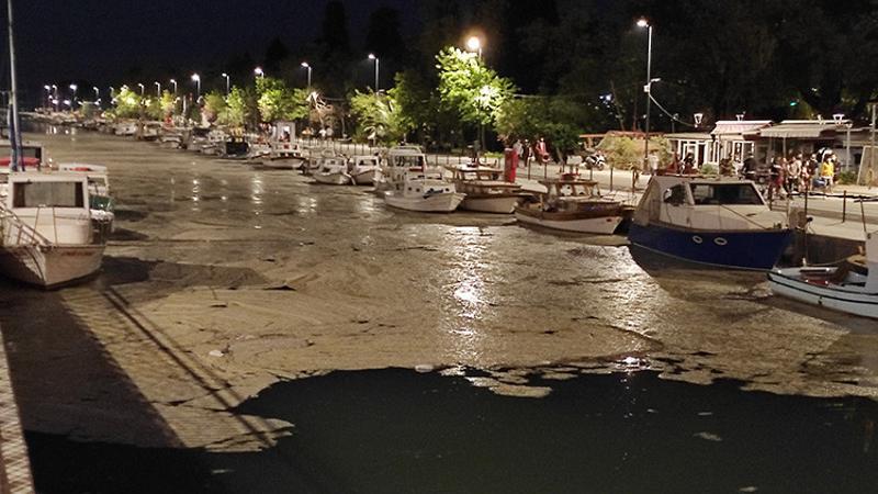 Kurbağalıdere'de "deniz salyası" nedeniyle beyaz tabaka oluştu