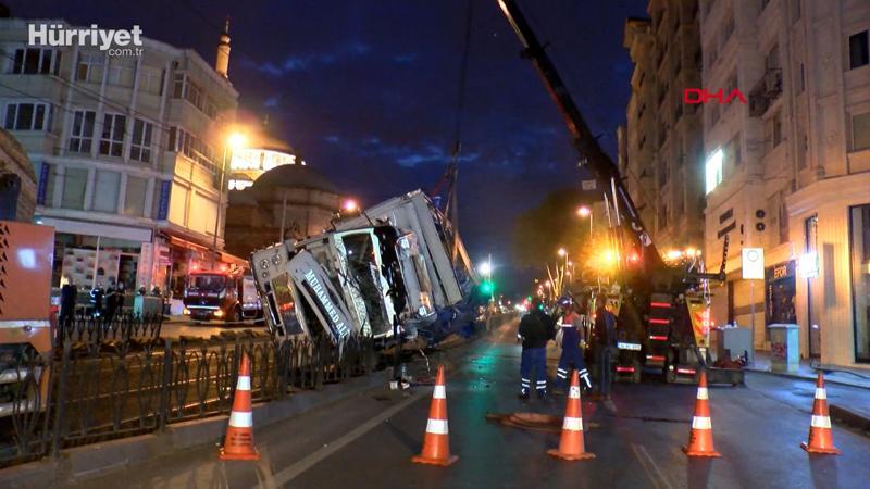 Kamyon dehşet saçtı! Bariyerleri aşıp tramvay yoluna devrildi
