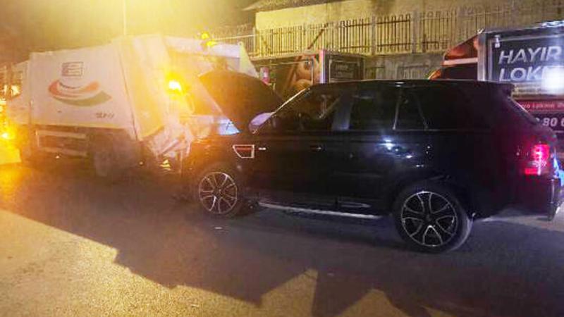 Polisten kaçtıkları lüks ciple çöp kamyonuna çarptılar