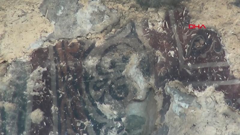 Mağaradaki binlerce yıllık duvar resimlerini defineciler talan etti