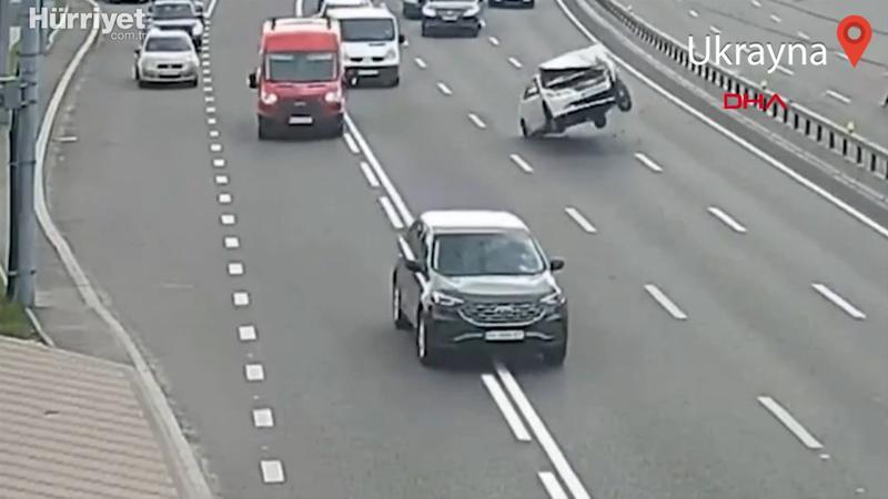 Ukrayna'da kopan troleybüs elektrik tellerine takılan araba takla attı