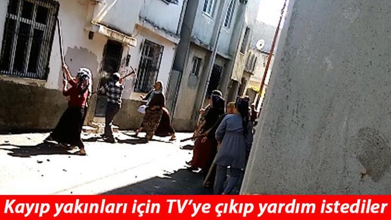 Babalarını kaçırdıklarını iddia ettikleri ailenin evine kazma, kürekle saldırdılar