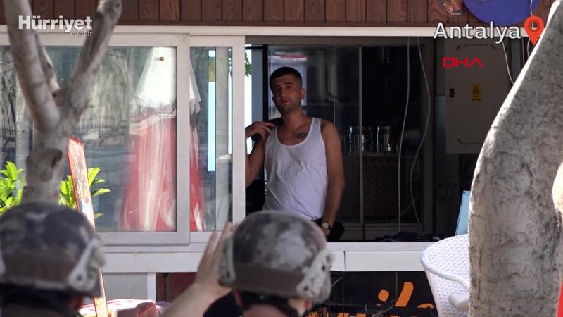 Belediyenin çıkartmak istediği büfeciden silahlı eylem